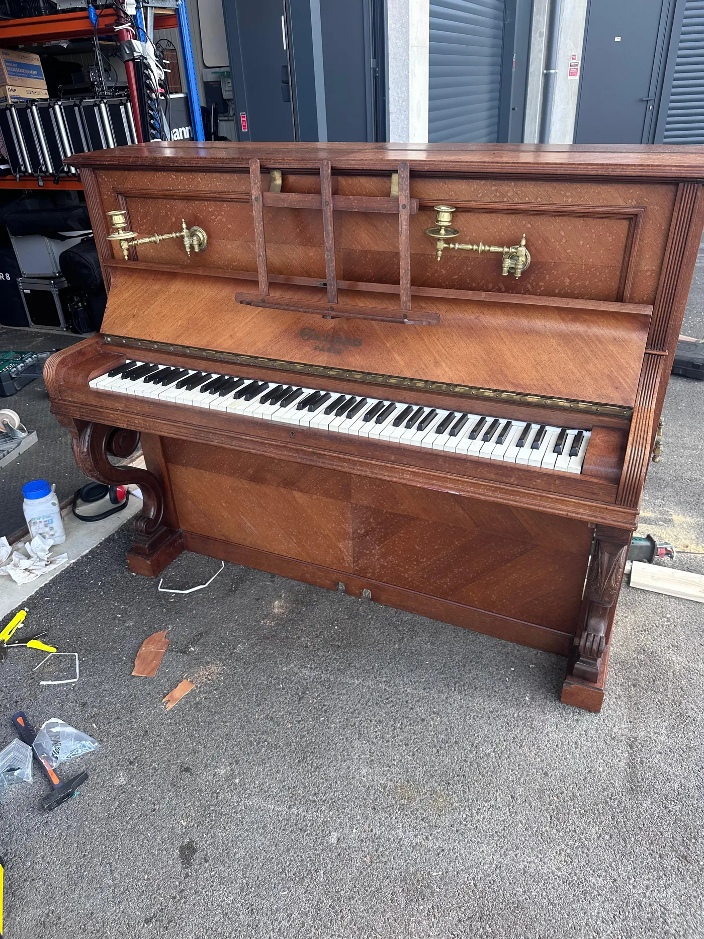 Piano droit vintage prêt à être chargé